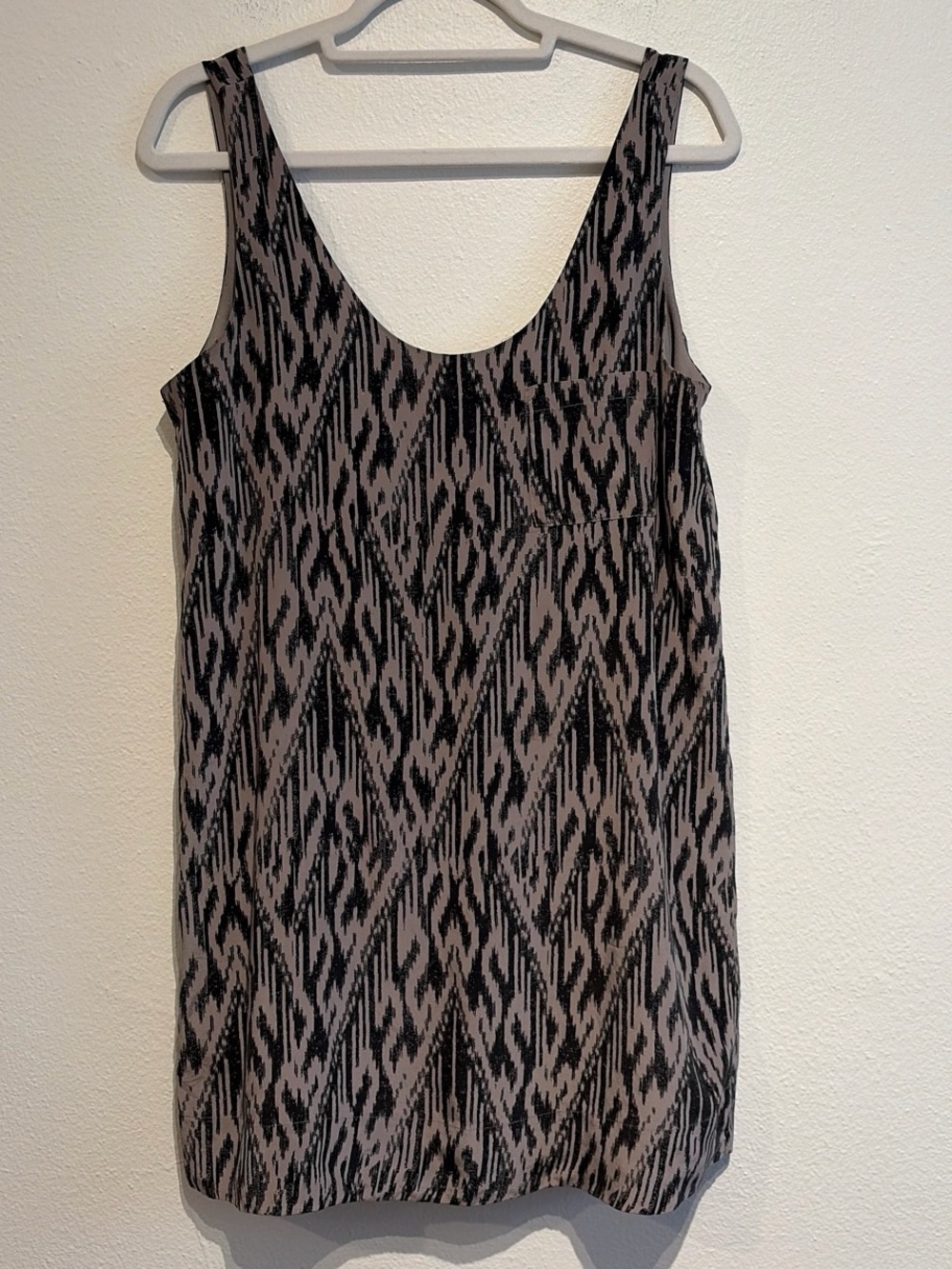 Joie 100% silk slip dress in grey/black taupe color ikat pattern Boho Vibes!